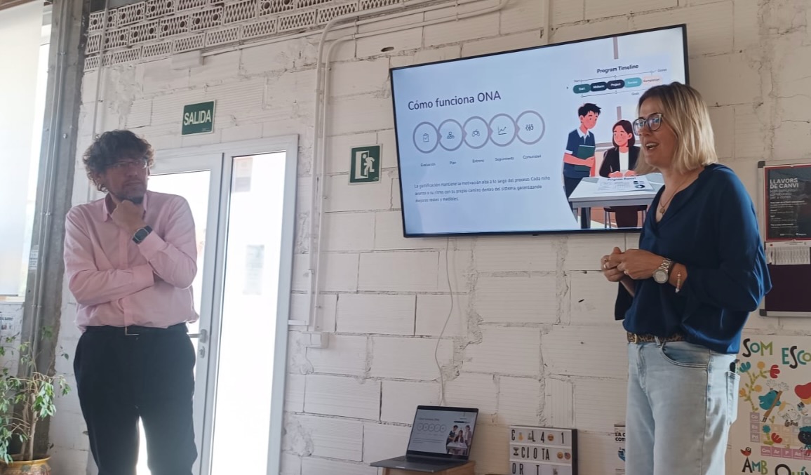 Núria y José presentando ona mind